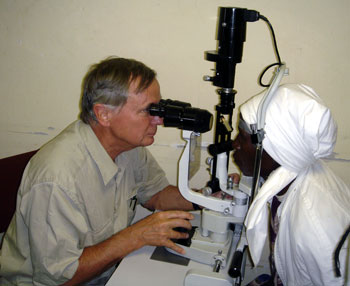 Dr. Armbrust hat die gemeinnützige humanitäre Stiftung Southern Cross Eye Foundation gegründet.